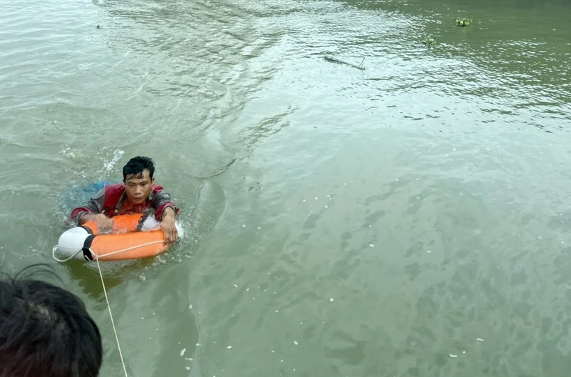 Anh Nguyễn Minh Thư được cán bộ, chiến sỹ Biên phòng Thành phố cứu hộ thành công. (Ảnh: TTXVN phát) Anh Nguyễn Minh Thư được cán bộ, chiến sỹ Biên phòng Thành phố cứu hộ thành công. (Ảnh: TTXVN phát)