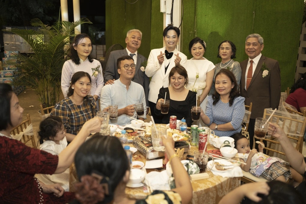 400 khách dự tiệc được mời dùng nước ngọt, nước khoáng, thay vì rượu bia.