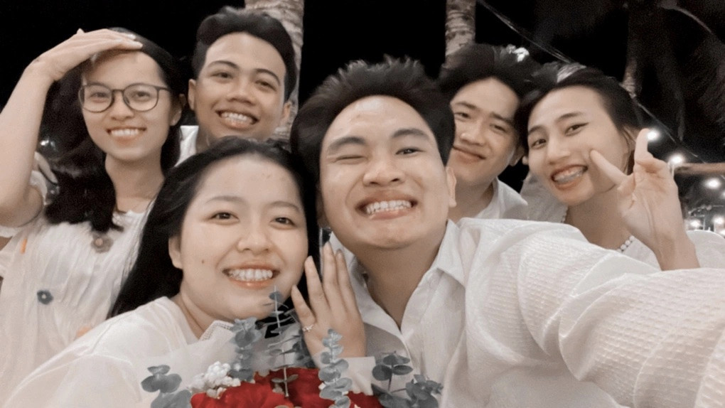 Khoảnh khắc hạnh phúc Hậu cầu hôn thành công bạn gái.