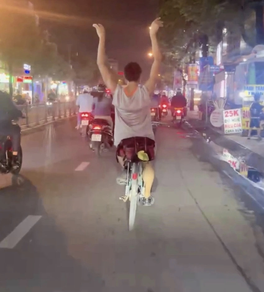 Đi xe đạp thả hai tay khi đang tham gia giao thông sẽ bị phạt và mức phạt tiền từ 100.000 đồng đến 200.000 đồng. Ảnh: Cắt từ clip