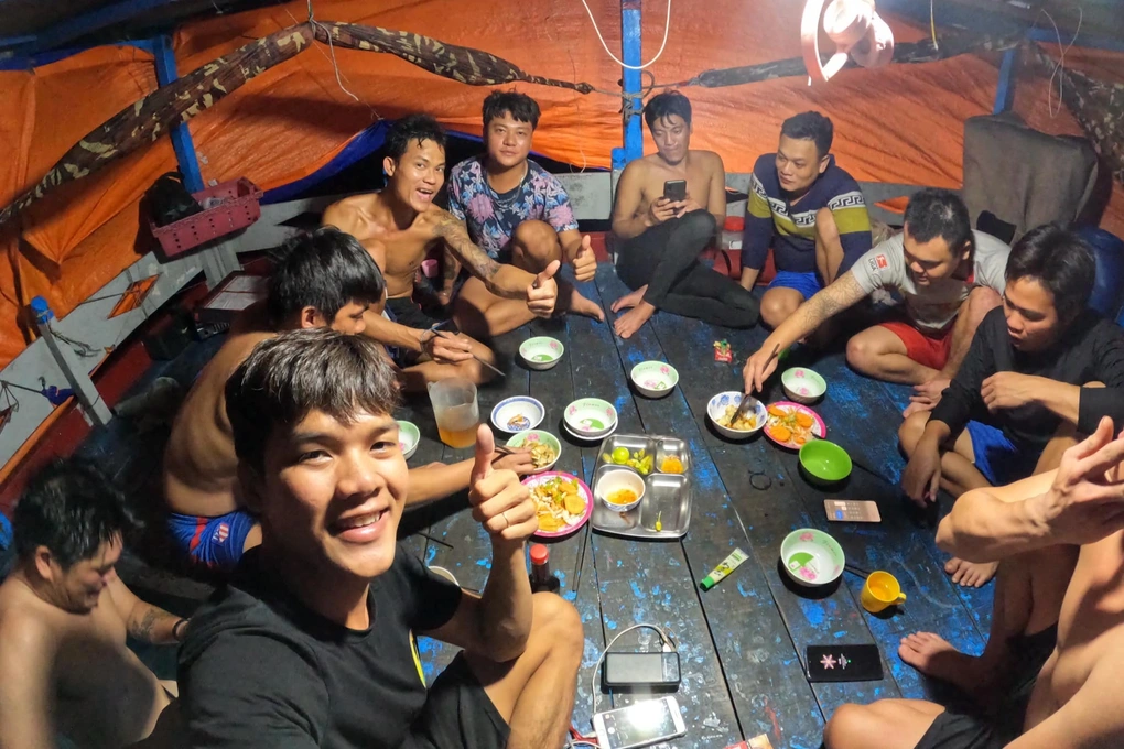 Những bữa ăn ngay trên ghe đơn sơ của thợ lặn (Ảnh: Nhân vật cung cấp). Những bữa ăn ngay trên ghe đơn sơ của thợ lặn (Ảnh: Nhân vật cung cấp).
