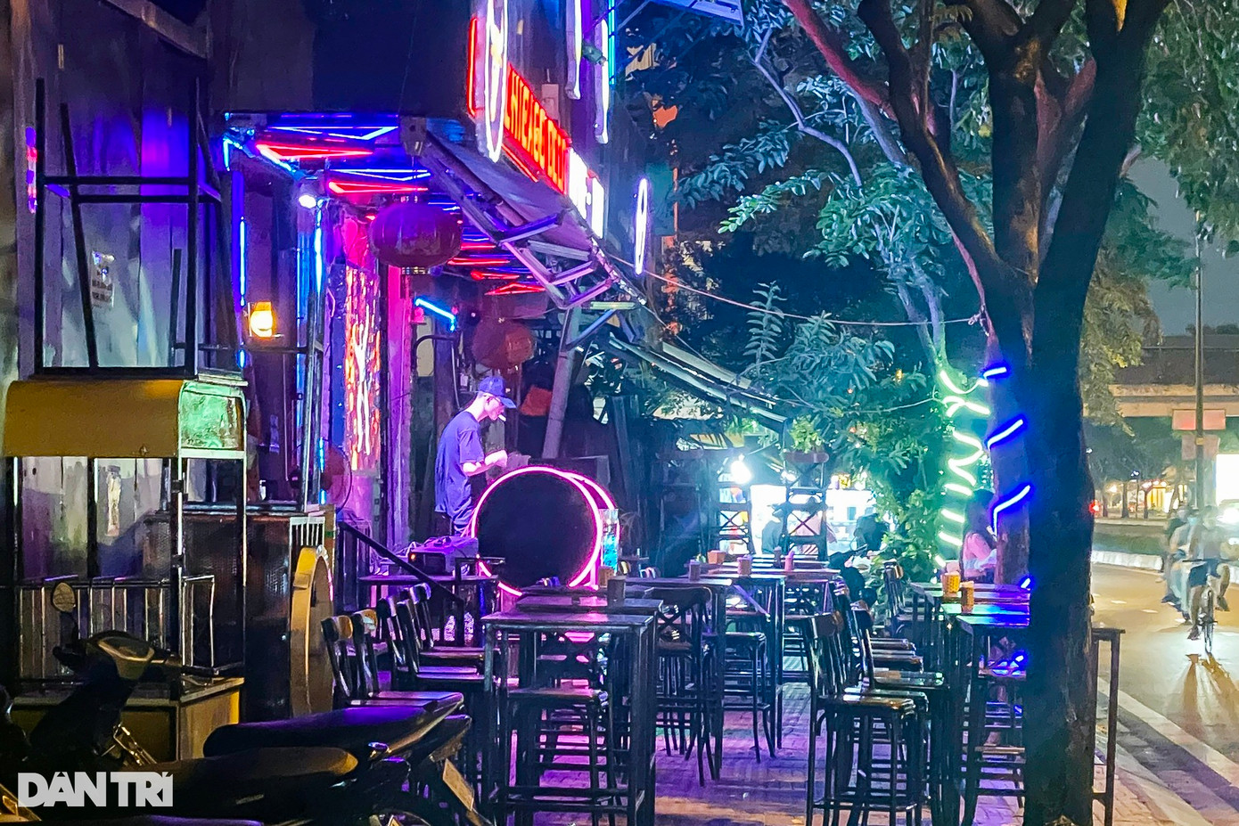 Quán nhậu chơi nhạc DJ trên đường Phạm Văn Đồng vắng hoe khách thời điểm 21h ngày 22/11 (Ảnh: An Huy). Quán nhậu chơi nhạc DJ trên đường Phạm Văn Đồng vắng hoe khách thời điểm 21h ngày 22/11 (Ảnh: An Huy).