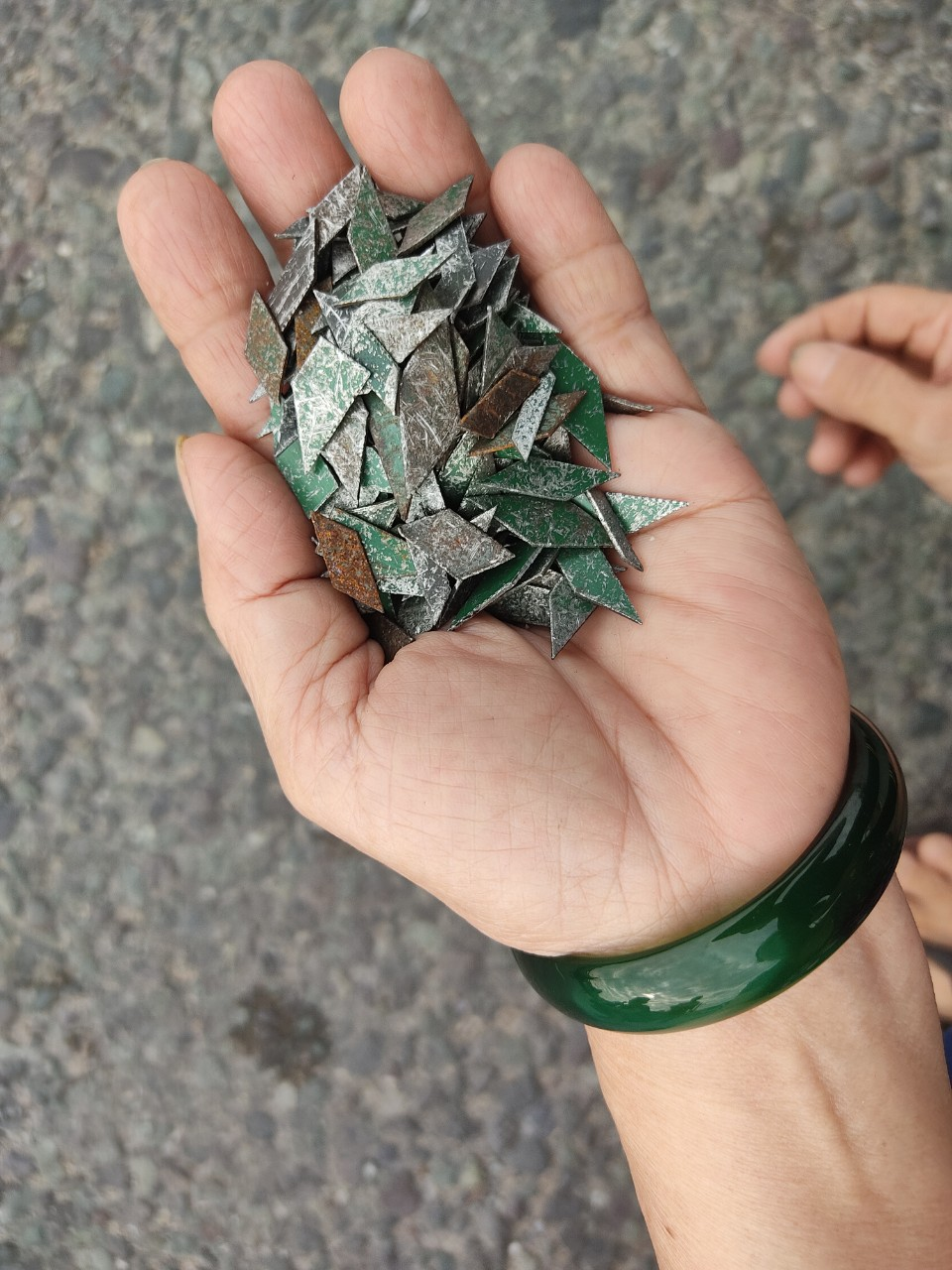 Người dân nhặt được hàng trăm mảnh đinh trên Quốc lộ 1 Người dân nhặt được hàng trăm mảnh đinh trên Quốc lộ 1