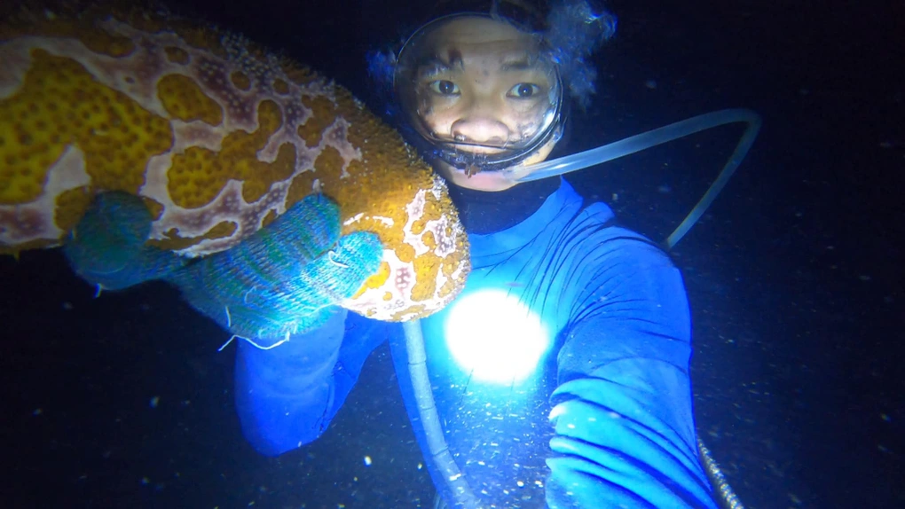 Các thợ lặn biển luôn phải ngâm mình trong làn nước tối tăm, lạnh buốt để săn bắt các loại hải sản (Ảnh: Nhân vật cung cấp). Các thợ lặn biển luôn phải ngâm mình trong làn nước tối tăm, lạnh buốt để săn bắt các loại hải sản (Ảnh: Nhân vật cung cấp).