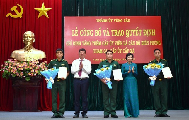 Ông Trần Đình Khoa, Bí thư Thành ủy Vũng Tàu và bà Lê Thị Thanh Bình, Phó Bí thư Thường trực thành ủy, Chủ tịch HĐND TP. Vũng Tàu trao quyết định, tặng hoa chúc mừng cho các cán bộ đồn biên phòng tham gia Ban Chấp hành Đảng bộ các phường, xã trên địa bàn TP Vũng Tàu.