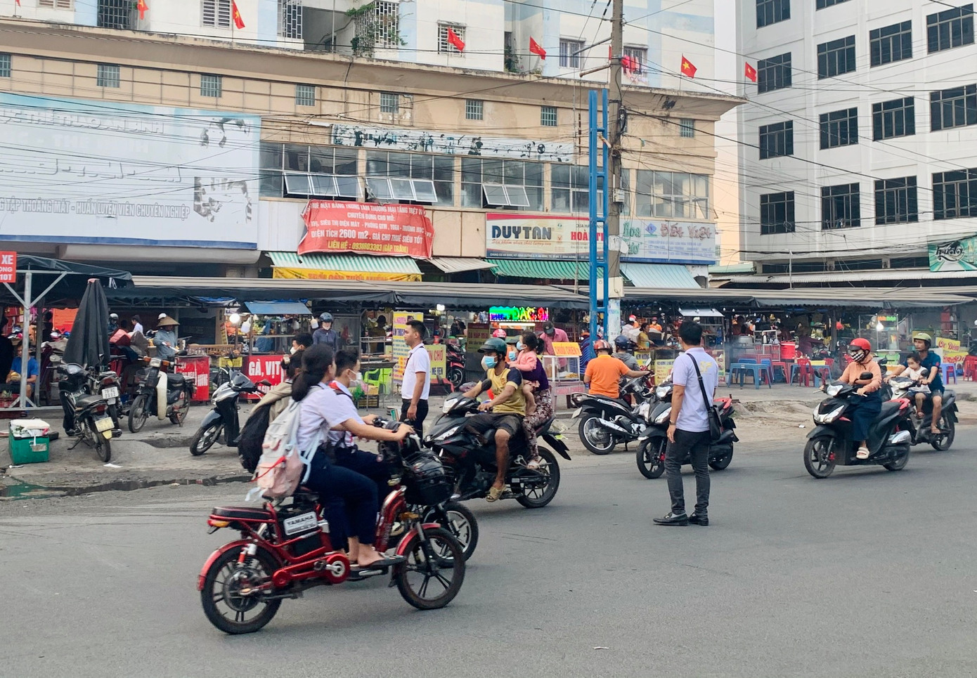 Môi giới phải đi vào các khu chợ để phát tờ rơi, tìm khách hàng. Ảnh: Gia Linh