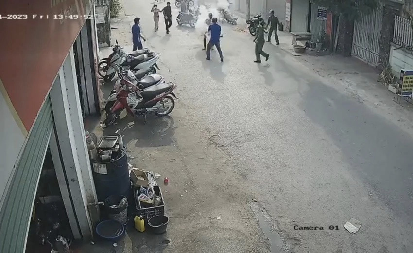 Người dân dùng bình cứu hoả dập lửa sau khi người đàn ông tẩm xăng, tự thiêu. Ảnh cắt từ clip