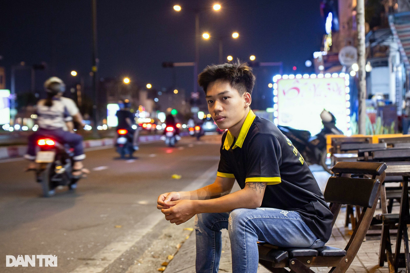 Không có doanh thu, nhân viên phải ngồi không chờ khách, nhiều quán đã phải cắt giảm nhân sự (Ảnh: Hoàng Hướng). Không có doanh thu, nhân viên phải ngồi không chờ khách, nhiều quán đã phải cắt giảm nhân sự (Ảnh: Hoàng Hướng).