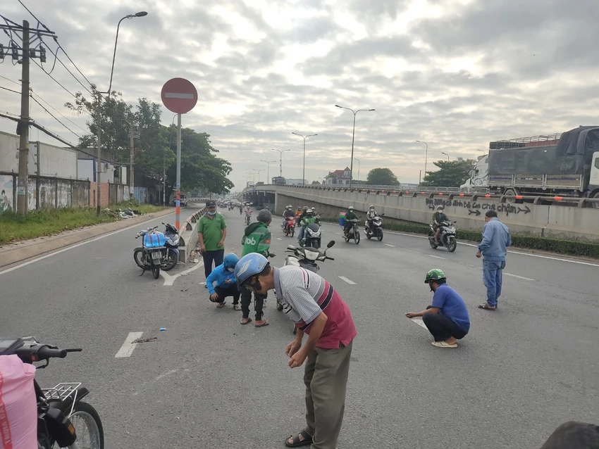 Theo người dân địa phương, nhiều trường hợp cán phải đinh bị bể lốp xe, gây té ngã. Theo người dân địa phương, nhiều trường hợp cán phải đinh bị bể lốp xe, gây té ngã.