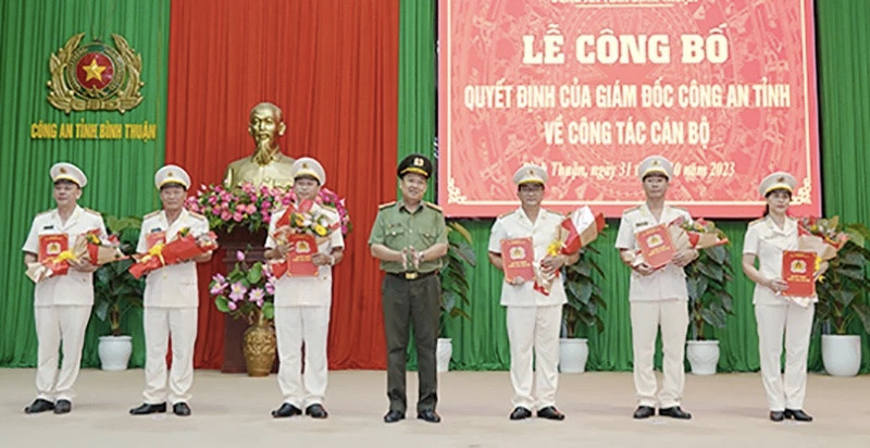 Đại tá Trần Văn Mười, Phó Giám đốc Công an tỉnh trao quyết định, tặng hoa cho sáu sĩ quan công an vừa được bổ nhiệm, điều động. Ảnh Công an Bình Thuận Đại tá Trần Văn Mười, Phó Giám đốc Công an tỉnh trao quyết định, tặng hoa cho sáu sĩ quan công an vừa được bổ nhiệm, điều động. Ảnh Công an Bình Thuận