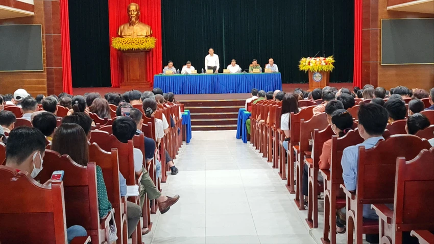 Lãnh đạo tỉnh tiếp khoảng 400 khách hàng mua dự án Gem Sky World: Ảnh: VŨ HỘI