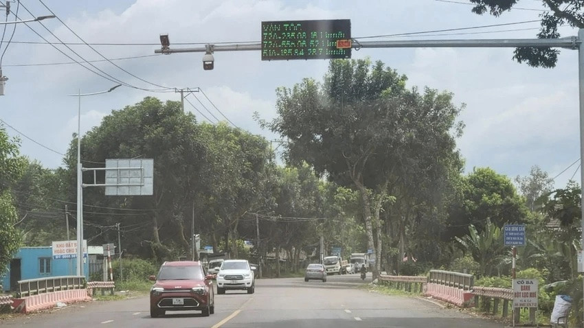 Bảng thông tin về tốc độ các phương tiện lưu thông trên quốc lộ 56 đoạn qua địa bàn huyện Châu Đức, tỉnh Bà Rịa- Vũng Tàu. Ảnh: TK