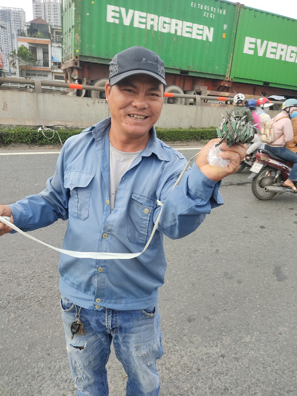 Bức xúc trước tình trạng đinh tặc tràn làn, đều đặn 2-3 ngày ông Hùng lại lấy dụng cụ hút đinh tự chế ra đường "tác nghiệp" Bức xúc trước tình trạng đinh tặc tràn làn, đều đặn 2-3 ngày ông Hùng lại lấy dụng cụ hút đinh tự chế ra đường "tác nghiệp"