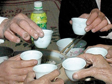 Sức khỏe của bạn có thể bị đe dọa nếu uống rượu có cồn Methanol. Ảnh minh họa