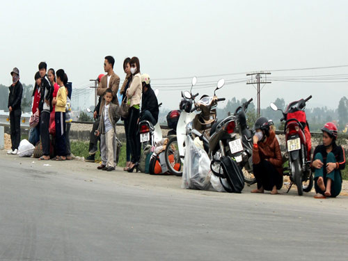 Nhiều hành khách ở Thanh Hóa mệt mỏi đón xe vào Nam. Ảnh: Ngọc Minh