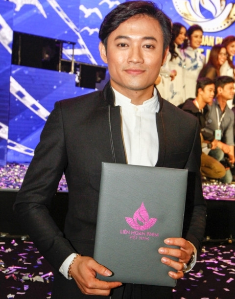 Quý Bình “muốn ôm Minh Hằng” sau khi nhận Bông sen vàng ảnh 1