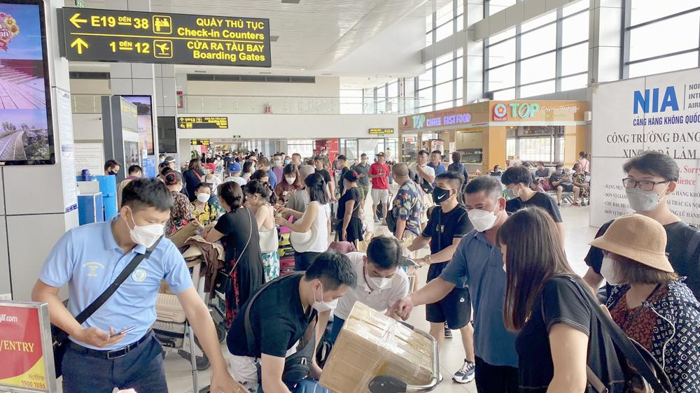 Sát ngày nghỉ, vé sẽ khan hiếm hoặc giá cao với các chặng ít chuyến bay, tàu khách. Việc nhiều người đợi sát ngày nghỉ mới tìm mua sẽ buộc phải chấp nhận không còn vé hoặc phải bỏ nhiều tiền hơn. Sát ngày nghỉ, vé sẽ khan hiếm hoặc giá cao với các chặng ít chuyến bay, tàu khách. Việc nhiều người đợi sát ngày nghỉ mới tìm mua sẽ buộc phải chấp nhận không còn vé hoặc phải bỏ nhiều tiền hơn.