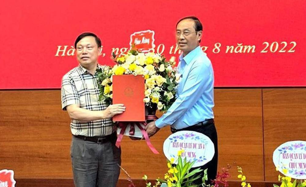 Ông Nguyễn Xuân Cường (trái) nhận quyết định làm quyền Tổng cục trưởng Tổng cục Đường bộ, và chỉ giữ cương vị này 1 tháng trước khi Tổng cục Đường bộ hạ cấp và tách thành 2 cục mới. Ông Nguyễn Xuân Cường (trái) nhận quyết định làm quyền Tổng cục trưởng Tổng cục Đường bộ, và chỉ giữ cương vị này 1 tháng trước khi Tổng cục Đường bộ hạ cấp và tách thành 2 cục mới.