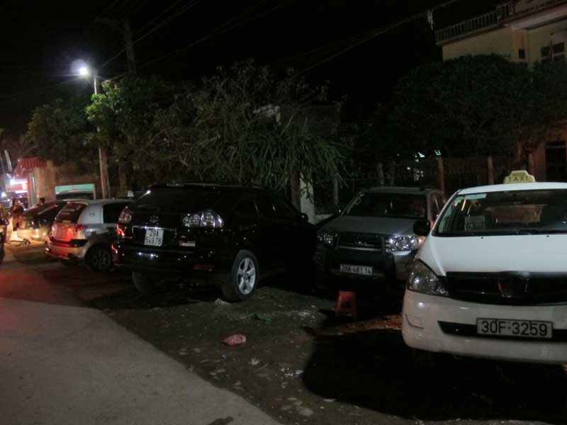 Hai bên đường người dân tranh thủ trông xe ô tô với giá 150 đến 300 nghìn đồng/ xe