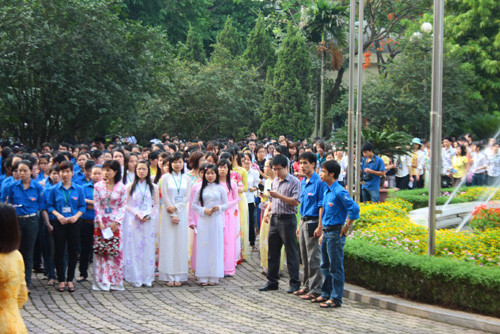 Bên ngoài trời nắng nhưng sinh viên vẫn kiên trì xếp hàng chờ đến lượt