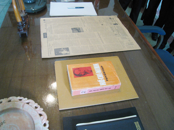 Phòng khách của Hoàng thân Souphanouvong có bàn thờ Bác và sách Hồ Chí Minh tuyển tập . Phòng khách của Hoàng thân Souphanouvong có bàn thờ Bác và sách Hồ Chí Minh tuyển tập