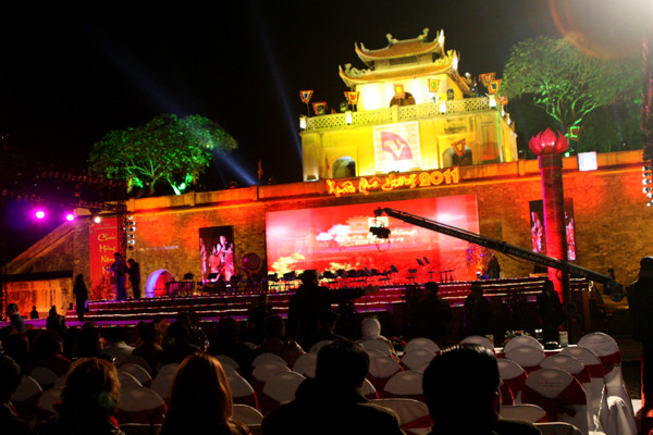 Quang cảnh buổi hội ngộ về quê ăn Tết của kiều bào