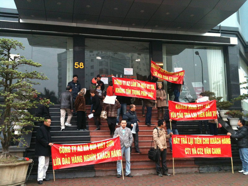 Trên 30 khách hàng tập trung phản đối chủ đầu tư dự án CT1 Vân Canh. Ảnh: Tuấn Việt. Trên 30 khách hàng tập trung phản đối chủ đầu tư dự án CT1 Vân Canh. Ảnh: Tuấn Việt