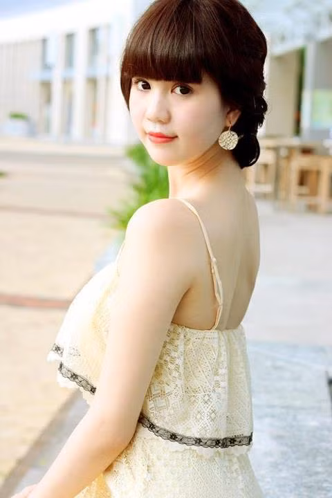 Ngọc Trinh trẻ trung và đáng yêu với mái tóc dài mái bằng. Sang trọng, quý phái khi búi gọn. Kiểu tóc tết lệch tinh nghịch và thời thượng. Ngọc Trinh gợi cảm với phần mái lệch buông xõa. Kiểu tóc dài tỉa mỏng. "Nữ hoàng nội y" vẫn rất quyến rũ với kiểu tóc đơn giản này. Tóc xoăn bồng bềnh. Tóc đuôi gà trẻ trung, năng động. Kiểu tóc dạ tiệc làm tôn lên vẻ kiêu sa của người đẹp. Và kiểu tóc tết cầu kỳ tạo cho Ngọc Trinh vẻ quyến rũ đầy mê hoặc.