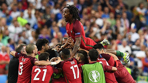 Tiền thưởng cầu thủ Bồ Đào Nha ít hơn một tuần lương Ronaldo ảnh 1