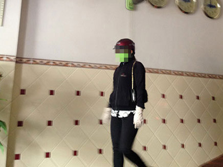 Một quý bà vào khách sạn trong trang phục kín mít từ đầu tới chân