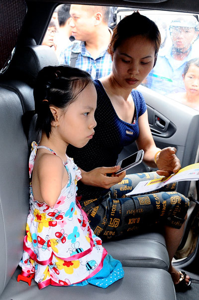 Linh Chi lo lắng khi thấy nhiều người nhìn mình. Ảnh: Hoàng Hà