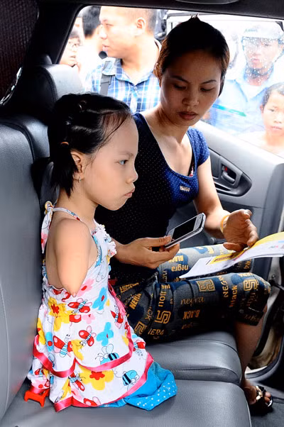 Linh Chi lo lắng khi thấy nhiều người nhìn mình. Ảnh: Hoàng Hà