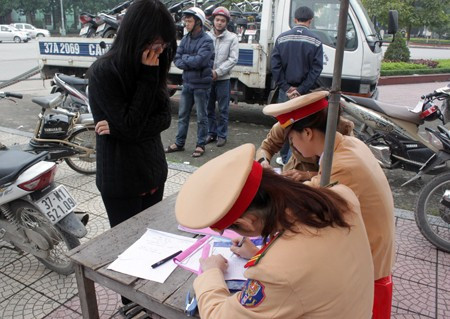 Học sinh trường THPT Hà Huy Tập đi xe đạp điện không đội mũ bảo hiểm được tổ công tác 212 đưa về chốt lập biên bản