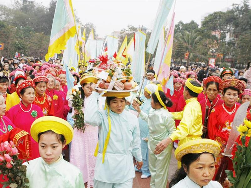 Bà con thập phương về dâng lễ tưởng nhớ vị anh hùng áo vải của dân tộc