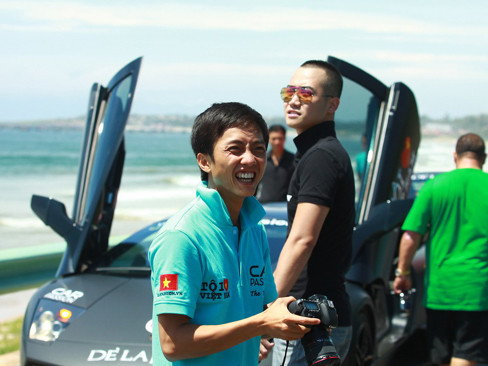 Cường đô la cũng làm công chúng và giới mê xe một phen hụt hẫng khi hành trình siêu xe 2012 bị hoãn hết lượt này đến lượt khác. Cường đô la cũng làm công chúng và giới mê xe một phen hụt hẫng khi hành trình siêu xe 2012 bị hoãn hết lượt này đến lượt khác