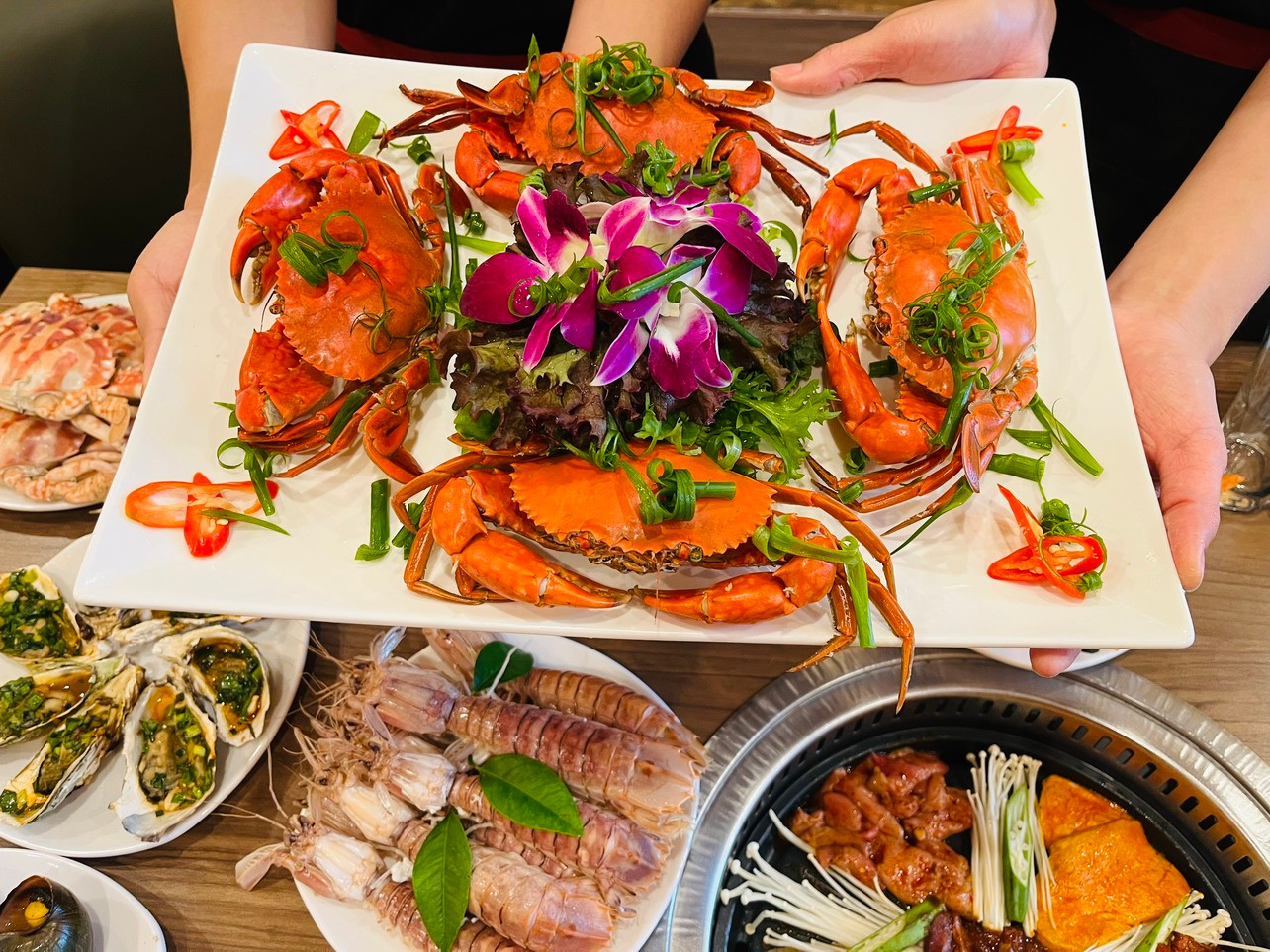 Những thực phẩm sẽ khiến acid uric tích tụ trong máu nhiều hơn, tăng triệu chứng bệnh gút bao gồm: rượu bia, thức uống có cồn, nội tạng động vật, hải sản nhiều đạm, thịt đỏ các loại...