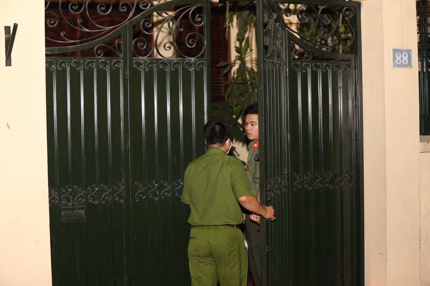 Khám xét nhà riêng, nơi làm việc của Chủ tịch Hà Nội Nguyễn Đức Chung ảnh 8 Khám xét nhà riêng, nơi làm việc của Chủ tịch Hà Nội Nguyễn Đức Chung ảnh 8