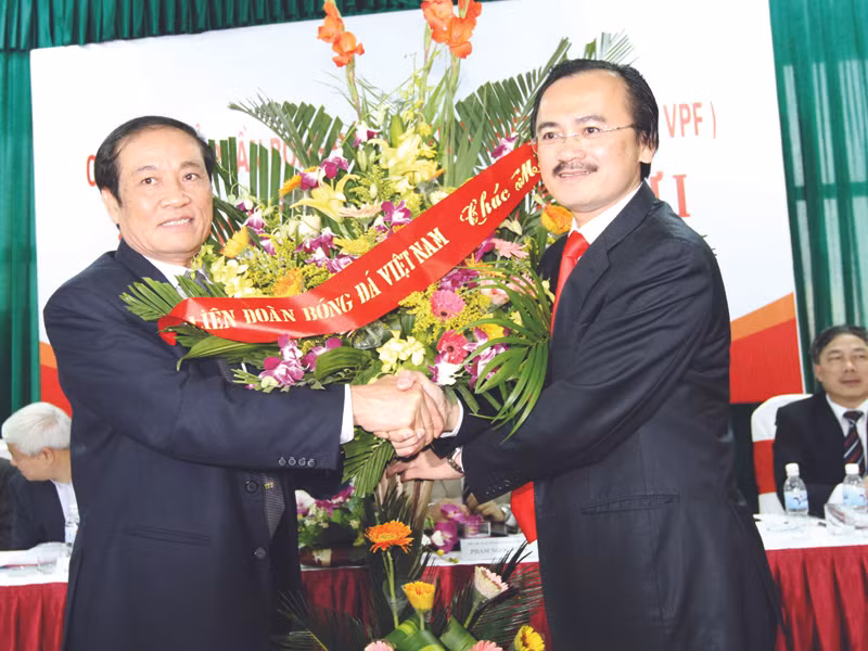 Chủ tịch VFF Nguyễn Trọng Hỷ (trái) đồng ý rằng VPF đã ra đời vội vàng Ảnh: VSI