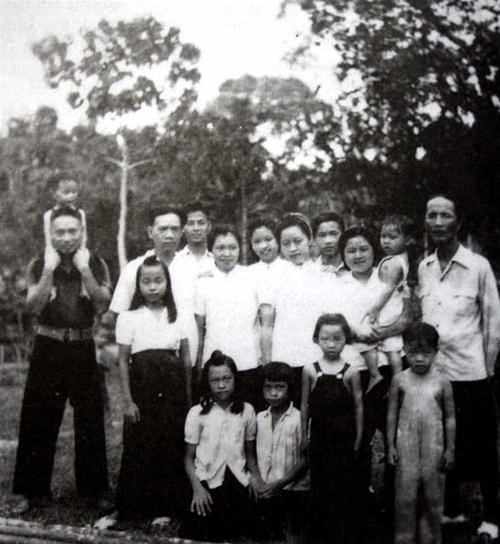 Gia đình ba giáo sư: Nguyễn Văn Huyên, Hồ Đắc Di và Tôn Thất Tùng trong kháng chiến (1948). Ảnh: tư liệu