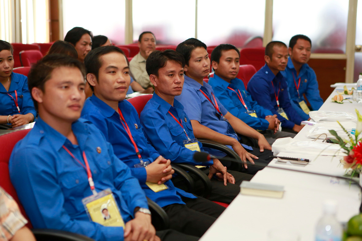 Các cán bộ Đoàn TN Lào tại báo Tiền Phong Ảnh: Hồng Vĩnh