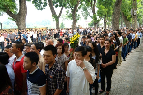Tới chiều muộn 6/10/2013, hàng ngàn người vẫn kiên nhẫn xếp hàng vào viếng Đại tướng. Ảnh: Việt Linh