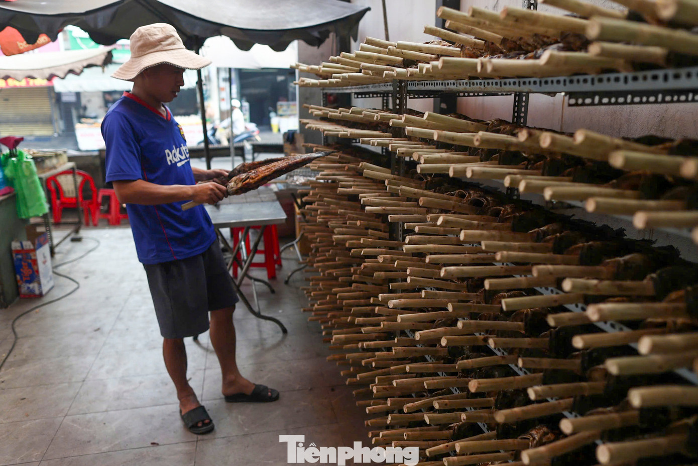 Cá lóc sau khi nướng xong sẽ được mang xếp lên kệ. Không khí làm việc tại các tiệm cá lóc nướng ở đây luôn tất bật. Cá lóc sau khi nướng xong sẽ được mang xếp lên kệ. Không khí làm việc tại các tiệm cá lóc nướng ở đây luôn tất bật.