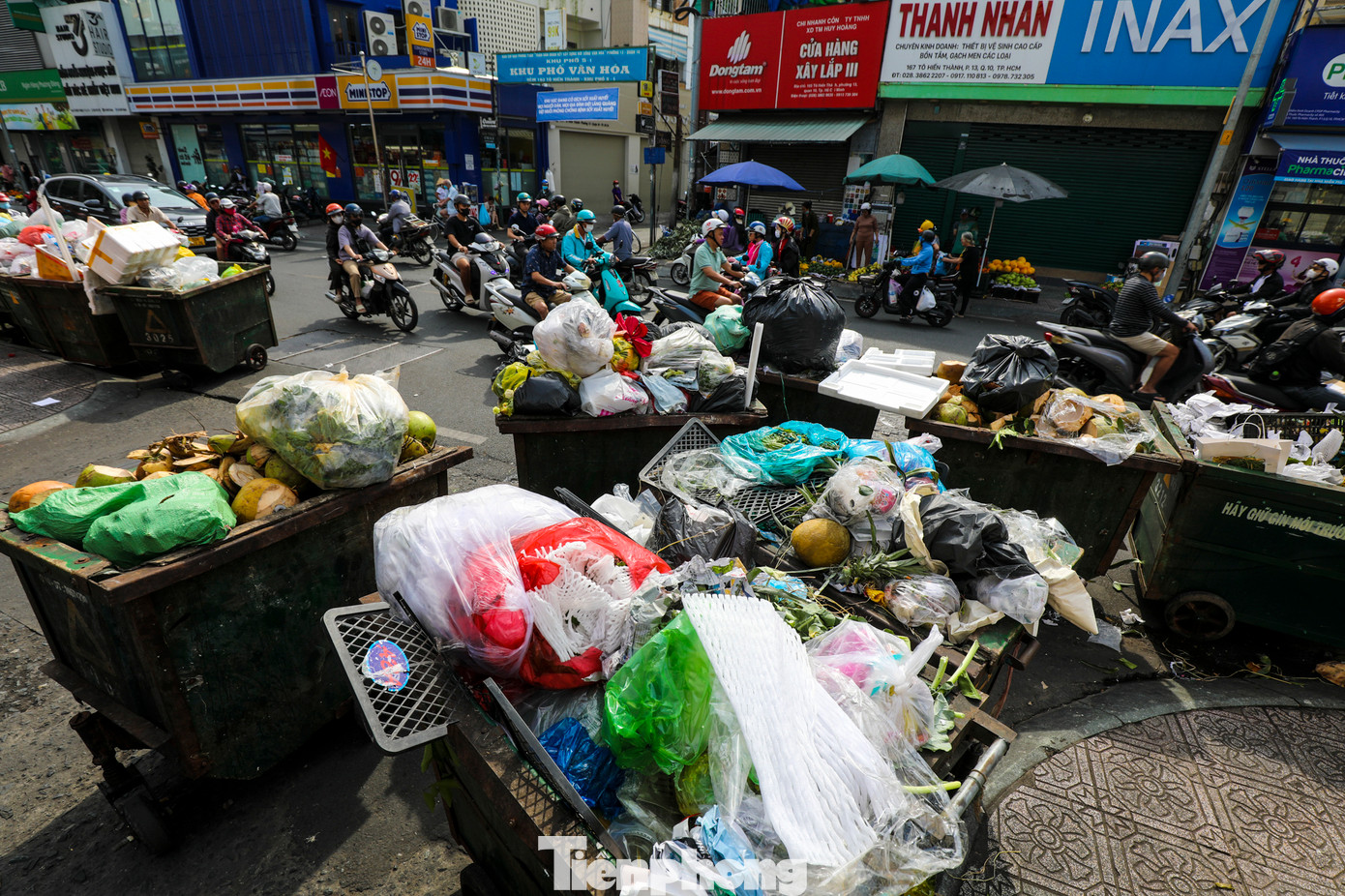 Trên đường Cách Mạng Tháng Tám (quận 10), cả chục chiếc xe thu gom xếp hàng dài tạo thành một núi rác lớn.