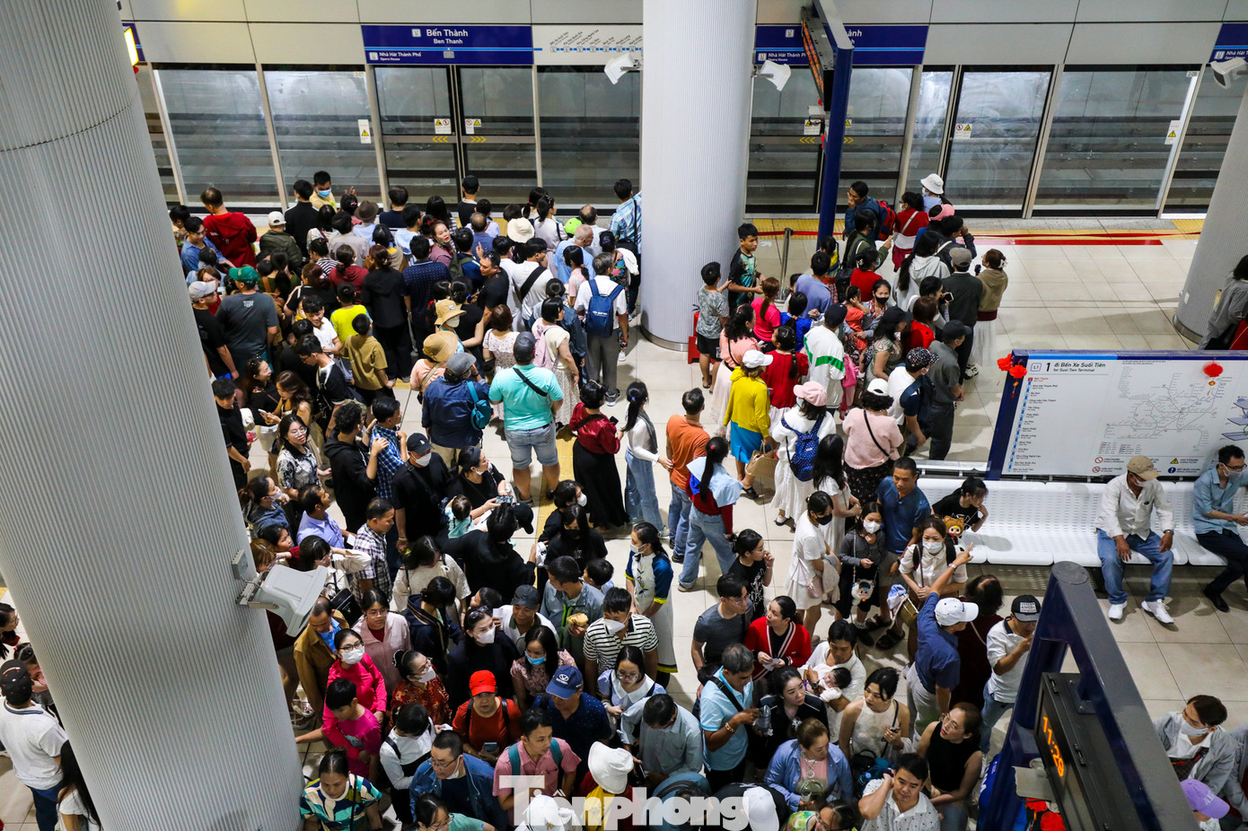 Càng về trưa, lượng khách đổ về ga Bến Thành ngày càng đông.