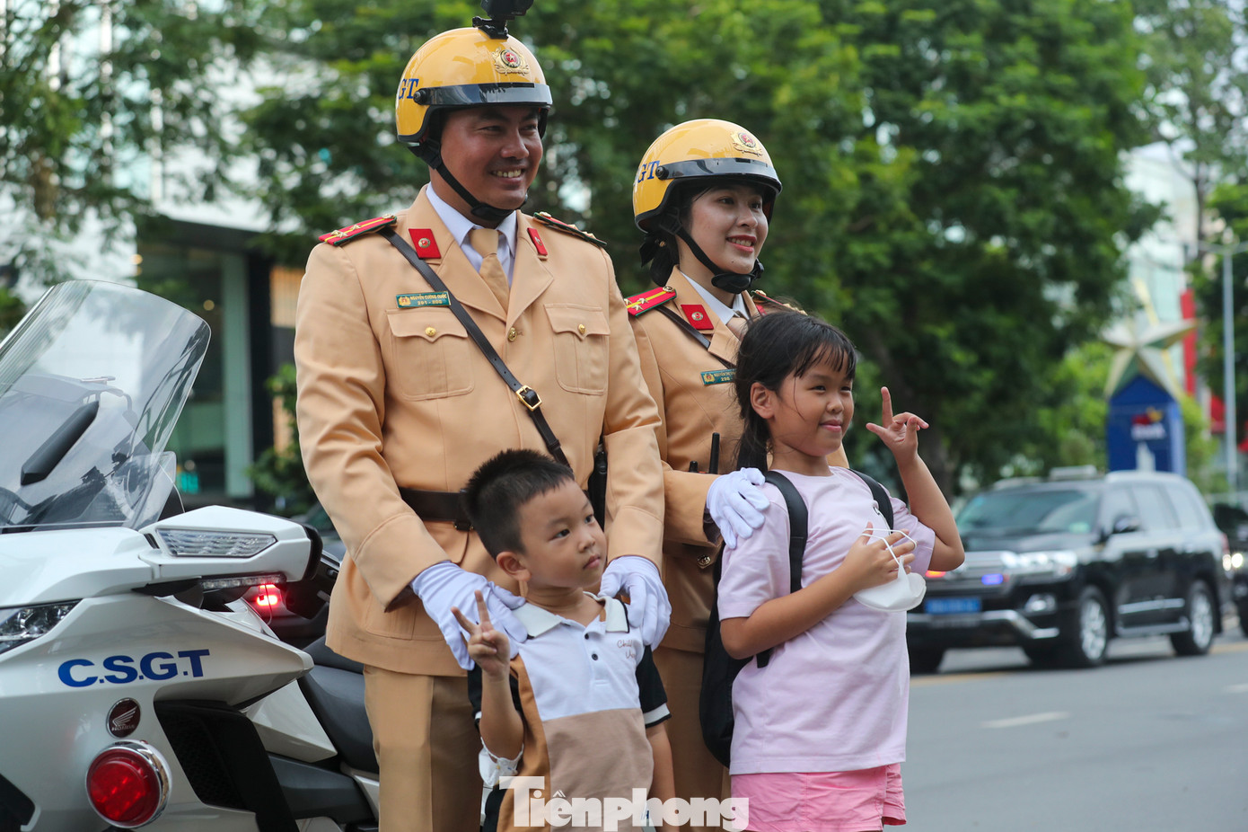 Hàng trăm người dân háo hức, tập trung hai bên đường Lê Lợi để xem tận mắt hình ảnh tổng duyệt và chụp hình với lực lượng CSGT. Ảnh: Duy Anh.