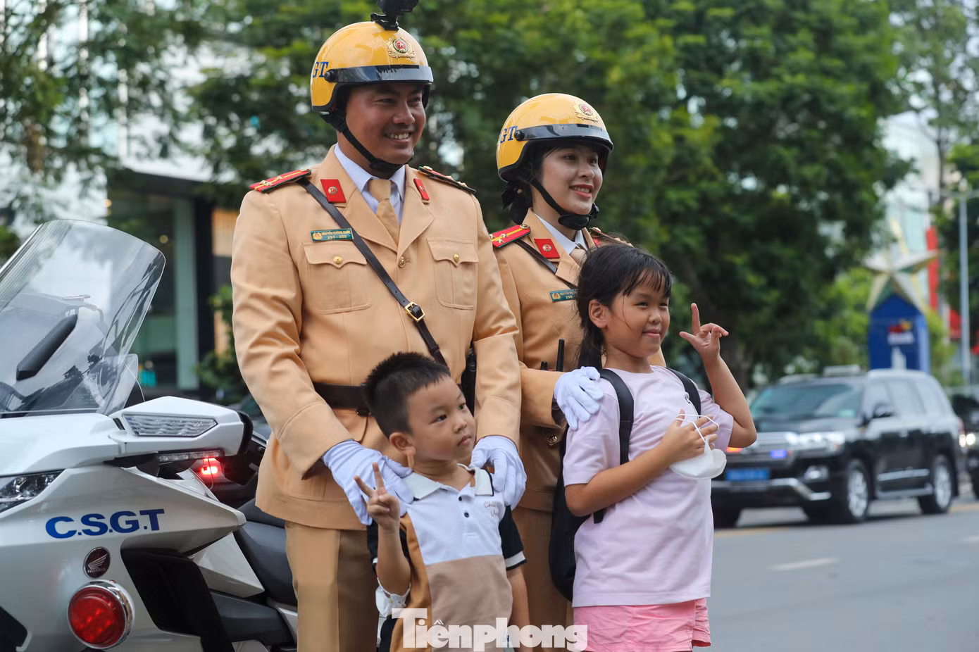 Hàng trăm người dân háo hức, tập trung hai bên đường Lê Lợi để xem tận mắt hình ảnh tổng duyệt và chụp hình với lực lượng CSGT. Ảnh: Duy Anh.