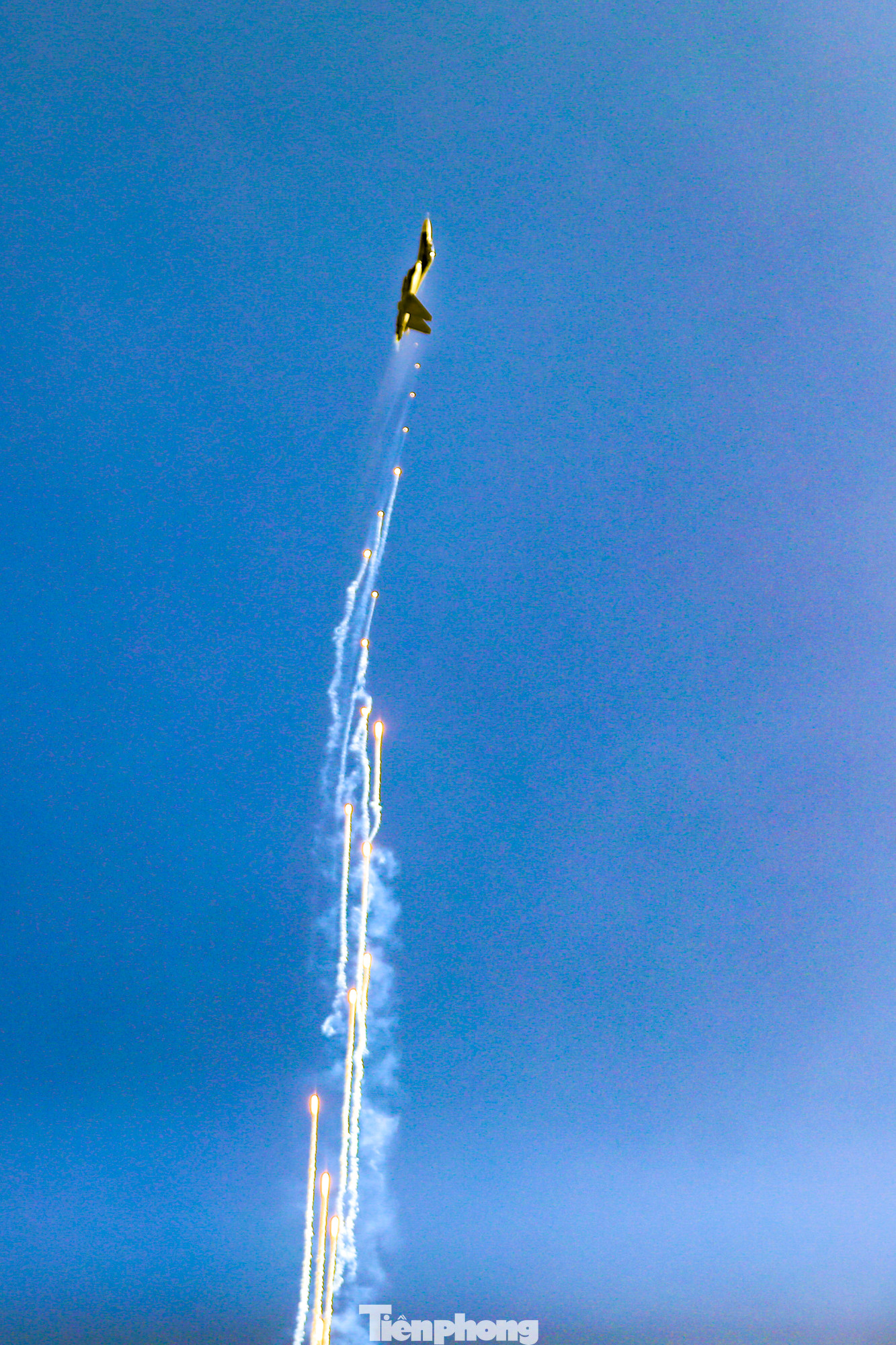 Bẫy nhiệt được thả từ phần đuôi chiến đấu cơ, tạo thành những vệt khói lửa bừng sáng trên trời.