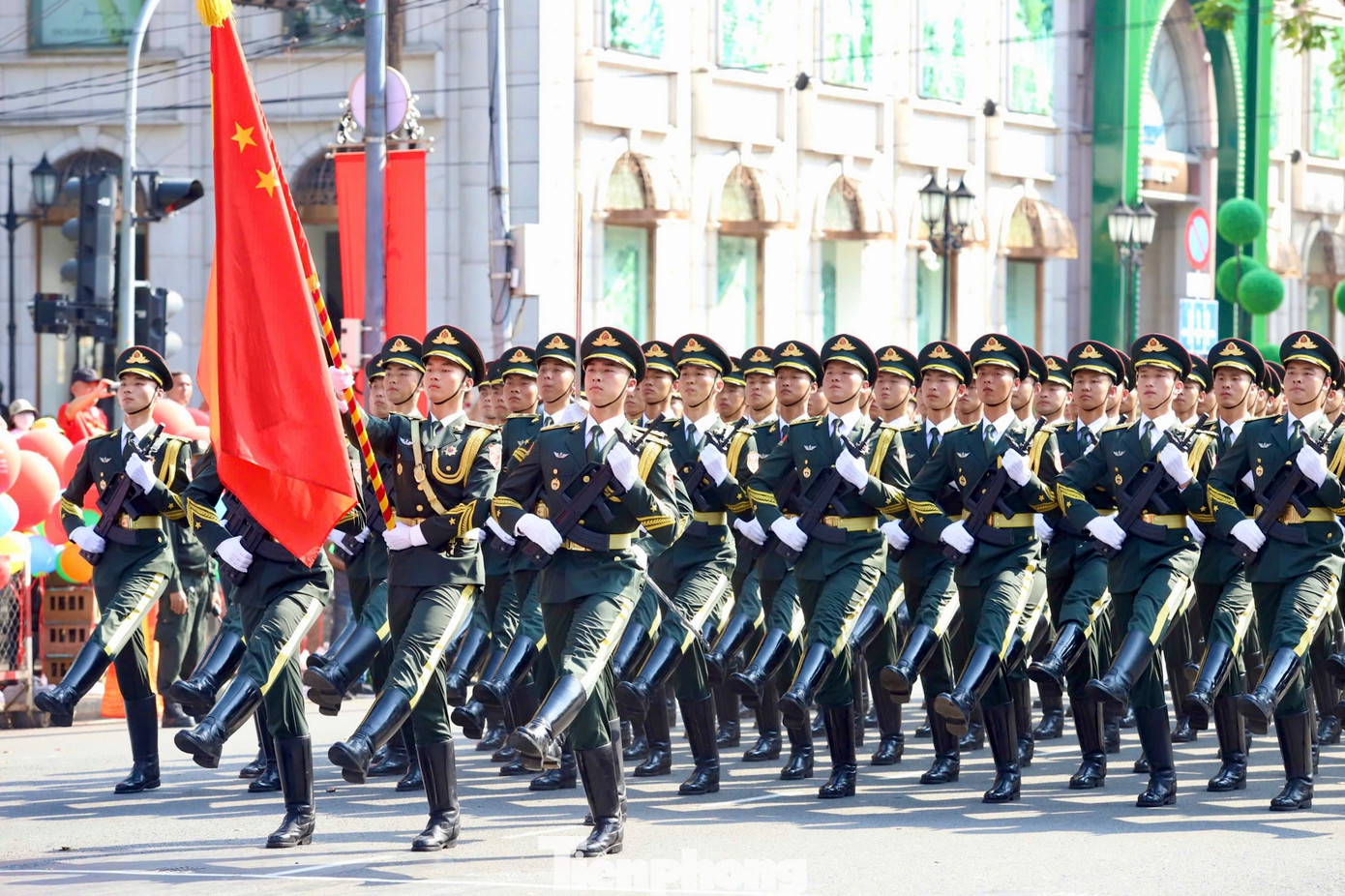 Khối diễu binh gồm hơn 100 quân nhân nước bạn Trung Quốc tiến vào lễ đài.