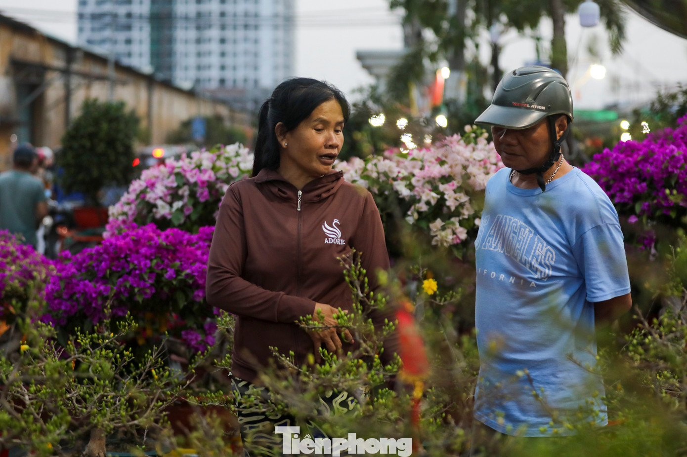 Đa phần các khách hàng đi hỏi khá kỹ giá thành từng gian hàng rồi mới ra quyết định chọn mua.