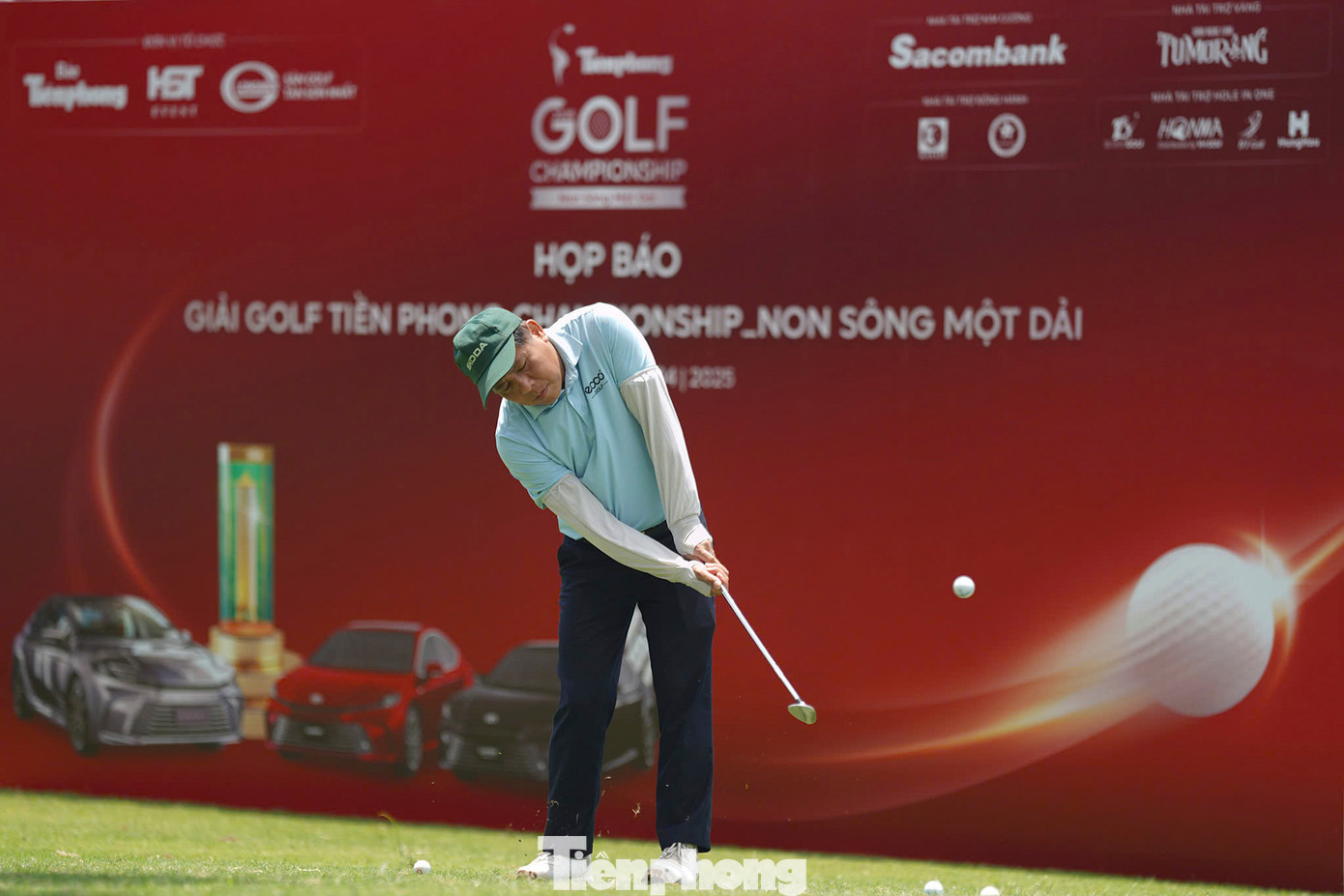 Các golfer hào hứng tham quan mặt sân và biểu diễn những pha bóng đẹp mắt tại Sân Golf Tân Sơn Nhất, TPHCM.